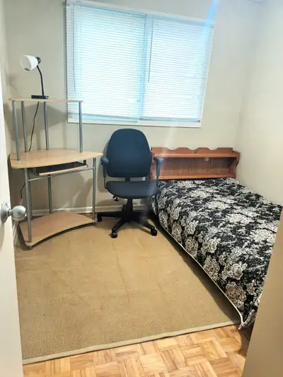 Beautiful furnished room in a townhouse, in a friendly neighborhood, with a store close by, Algonqui...