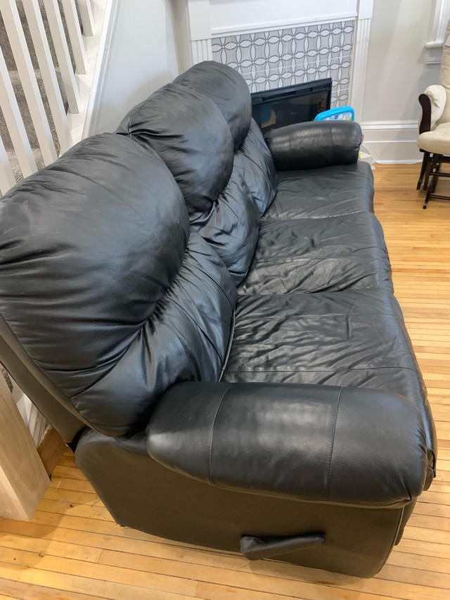 Black reclining leather couches  in Couches & Futons in Oakville / Halton Region - Image 3