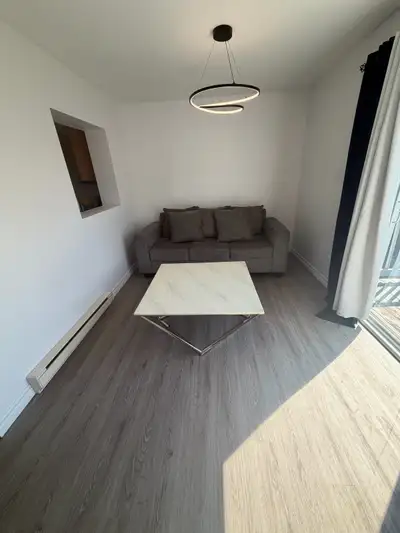 • 3 chambres avec lits et matelas • 2 salons confortables • Cuisine entièrement équipée (frigo, four...