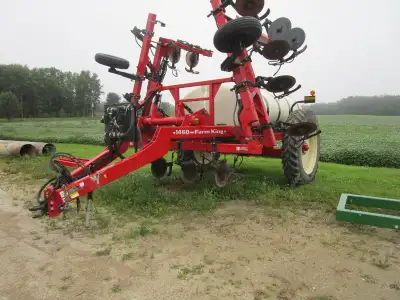 USED FARM KING APPLICATOR, MODEL 460, GOOD OVER ALL CONDITION, GOOD TIRES & PAINT.