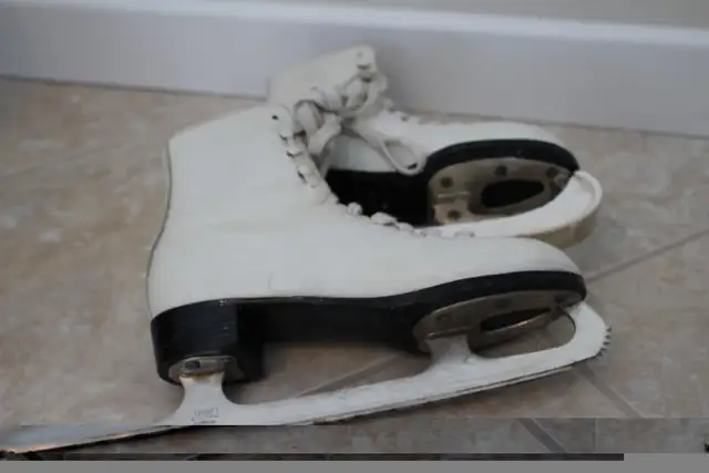 Youth Figure Skates in Skates & Blades in Stratford - Image 4