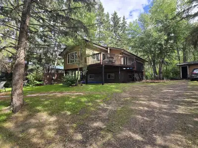 Elegant rustic retreat in Sunbreaker Cove,Sylvan Lake. 3 bedroom 1.5 baths fully furnished cozy cabi...