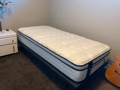 Used less than 10x because in the Spare Room. Always covered with a good protector. Pls watch Youtub...