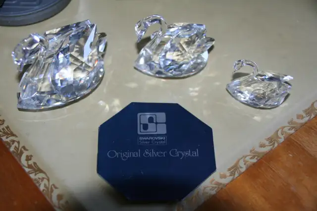 SWAROVSKI AUSTRIAN CRYSTAL 3 SWANS S/M/L sizes Original Box incl