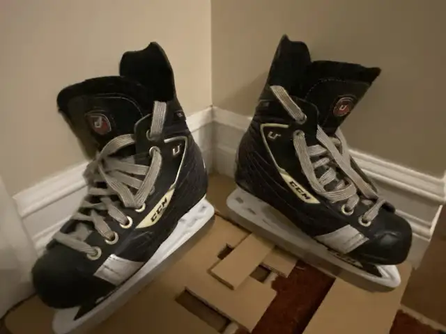 Hockey skates- Youth in Skates & Blades in Windsor Region - Image 2