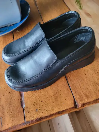 These shoes were purchased years ago by my sister, tucked away and forgotten about. Unfortunately sh...