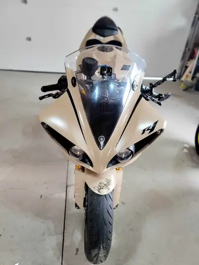 I'm selling my 2009 yamaha R1 with low kms. Loaded brand new tires,ECU FLASHED by SBU,new air filter...