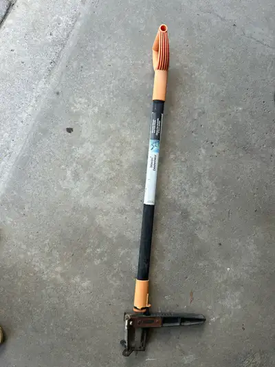 Easily pull stubborn weeds with this stand-up weeder, featuring an extendable handle and durable cla...