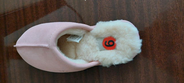 Ugg Scuff Slippers Women's Size 6 & 7 Pink Suede, Wool  Lined in Women's - Shoes in City of Toronto - Image 3