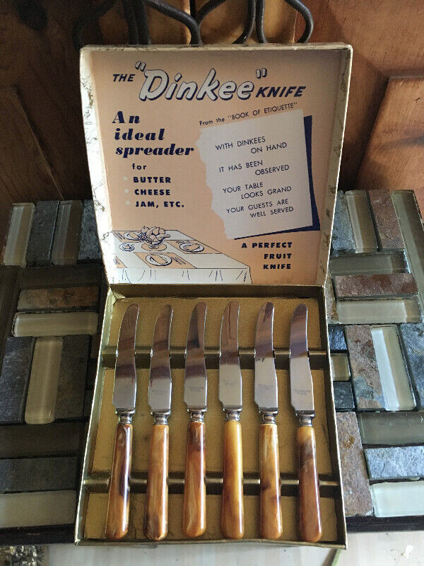 Vintage Dinkee Spreader Knives in Box  - Bakelite Handles in Arts & Collectibles in Mississauga / Peel Region