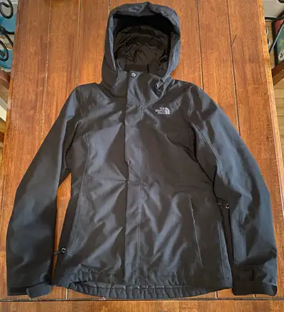 Voici un manteau d'hiver "The North Face" pour femme de taille petite, idéal pour affronter le froid...