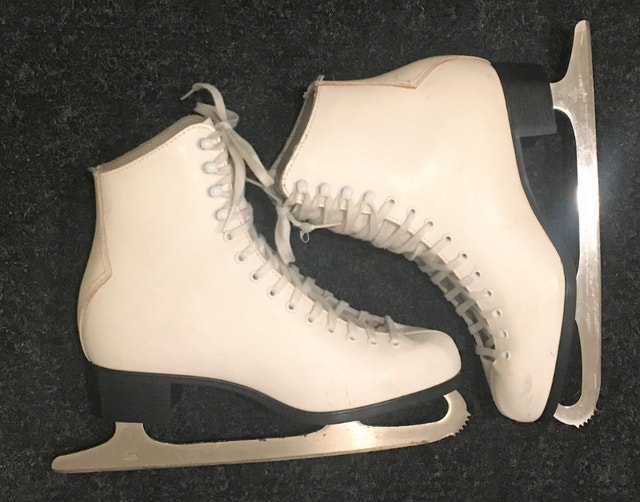 CCM Finesse women's leather figure skates size 8 1/2 Toys & Games Oakville / Halton Region