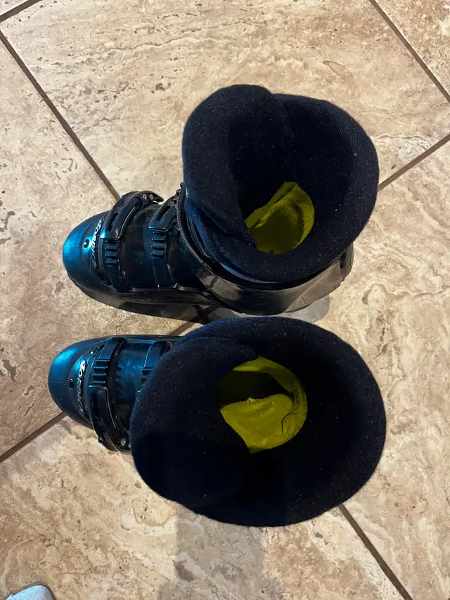 26.5 Nordica ski boots (US 8.5 men's, 9.5 woman's) in Ski in Kingston - Image 6