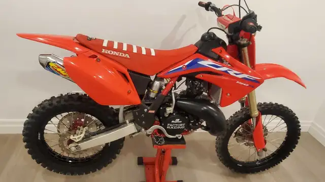 Honda CRF150RB - 2 Stroke 125 Edition in Dirt Bikes & Motocross in Oshawa / Durham Region - Image 3