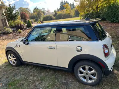 White 2011 Mini Cooper S Model automatic transmission. Hatchback. 192000 kms. good condition no rust...