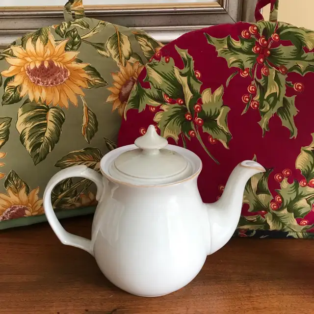 $20 ea 2 April Cornell Teapot Cozies New Sunflower & Xmas Holly in Home Décor & Accents in Ottawa - Image 2