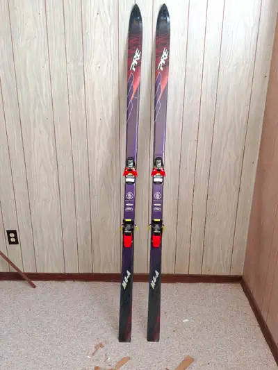 Downhill skiis, View more