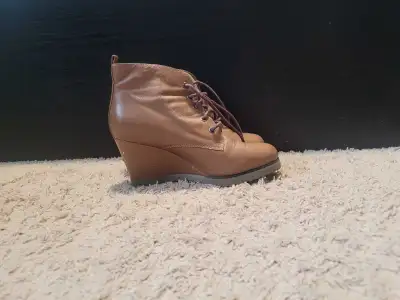 Step out in style with these used brown wedge booties, perfect for adding a little lift to your look...