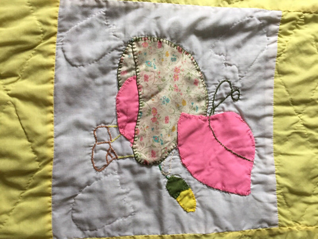 Vintage Sunbonnet Sue handmade quilt in Arts & Collectibles in Thunder Bay - Image 2
