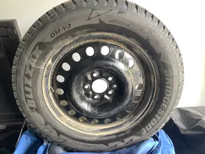 Ensemble complet de 4 pneus Bridgestone Blizzard en excellent état, utilisé seulement un hiver ( env...