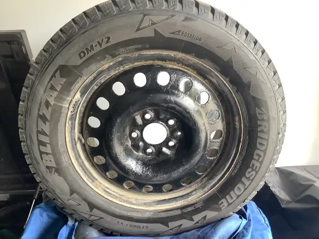 4 pneus d’hiver Bridgestone Blizzard 17 po sur jante noires in Tires & Rims in Laurentides - Image 2