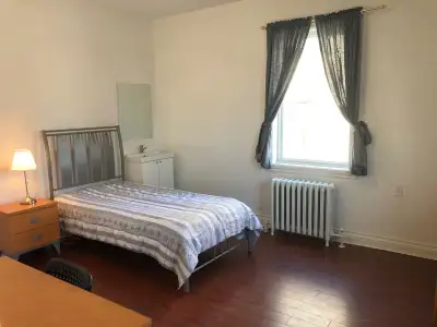 (English below) Belle grande chambre à louer dans une maison de chambres, pas une colocation en appa...