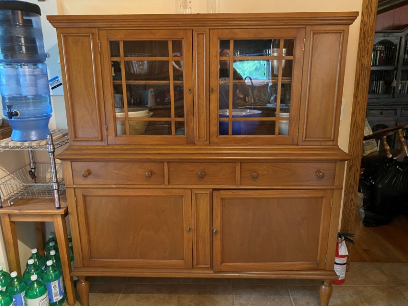 EXCELLENT CONDITION CHINA BUFFET/HUTCH Hutches & Display