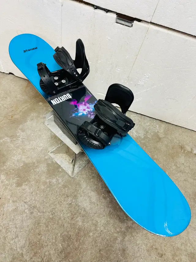 Burton snowboard 128 cm with Burton small/medium bindings in Snowboard in Markham / York Region - Image 3