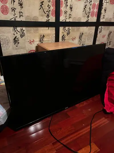 Télé (pas intelligente) en très bonne condition, elle est un peu vieille donc le son griche quand il...
