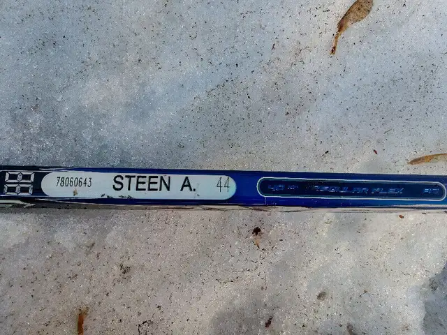 Alexander Steen Signed Rookie Hockey Stick & Card in Arts & Collectibles in Winnipeg - Image 2