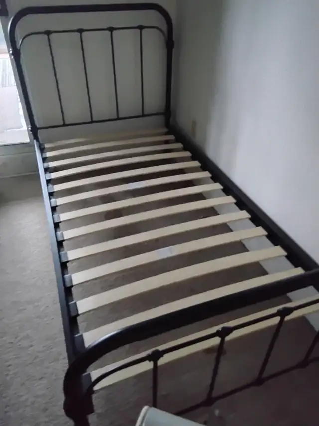 Twin bed and mattress63735876431745120