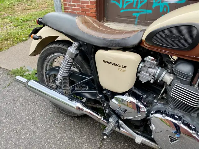2011 Triumph Bonneville T100 Motorcycle – Rare Chocolate & Cream in Street, Cruisers & Choppers in City of Toronto - Image 4