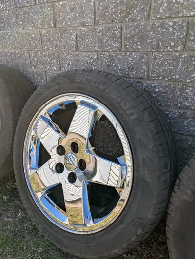Je vends cet ensemble de 4 roues Dodge de 18 pouces montées avec des pneus 215/55R18. Ces roues sont...