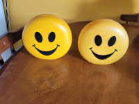2 banques en plastique bonhomme sourire (vintage)
