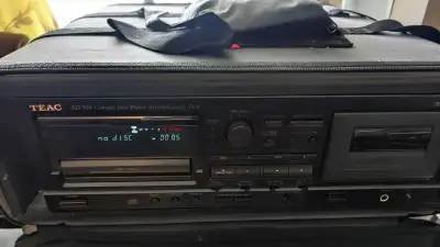 In mint condition zero scratches. Includes the case, remote & batteries. Transfer your Cds to Casset...