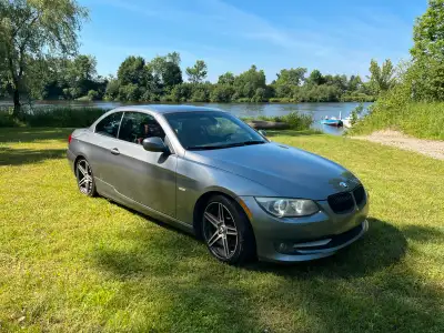 BMW cabriolet toit dure, intérieur rouge et extérieur gris. Kilométrage d’autoroute, jamais connue l...