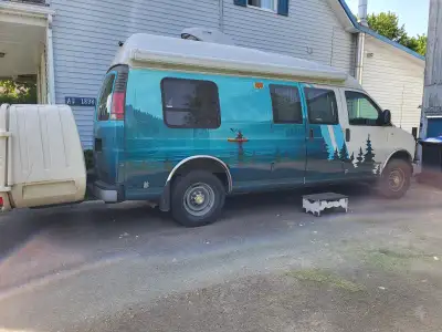 Vidéo disponible sur demande. GMC Savana 2002 199,454 km 5,7L Remisé toujours à l'intérieur. Peintur...