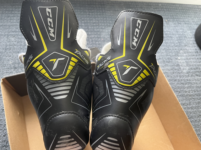 Mens CCM Tacks Ice Skates - skate size 9/shoe size 10.5 $75 OBO in Hockey in City of Toronto - Image 8