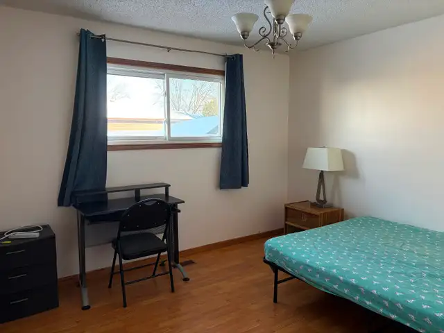 Master bedroom for rent from Nov 1, about 3 bus stops to College in Room Rentals & Roommates in Thunder Bay - Image 2