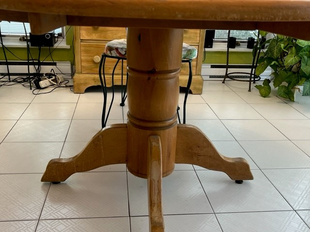 Table en bois bowring, pied tourné, dans Mobilier de salle à manger et cuisine  à Ville de Montréal - Image 3