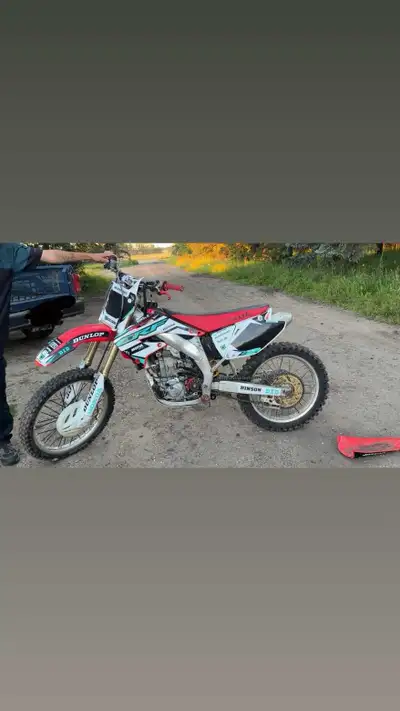 Honda crf450 i believe its an 04, nothing wrong with it besides that back plastic that broke. Easy f...