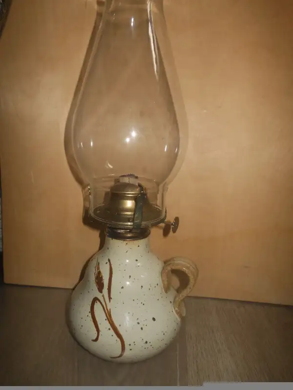 Oil lamp in Indoor Lighting & Fans in City of Montréal - Image 3