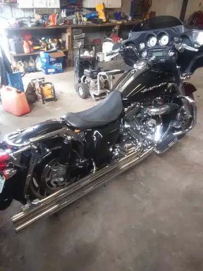 08 flhx 60000 kms new computer with stage one program from HD new injectors has tour pack 613 297 10...