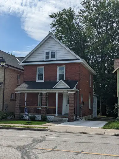 Lovely 2 Bedroom apartment is located a few minute walk or a moment in the car from downtown Stratfo...