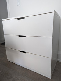 White Chest / Dresser in excellent condition