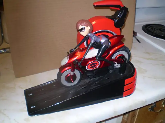 INCREDIBLES 2 ELASTIC GIRL ON MOTORCYCLE- Used