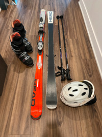 Trousse de Ski, botes, bâtons, casque, lunettes.