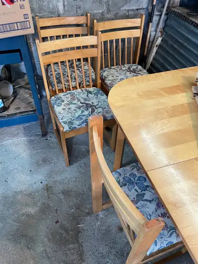 Table de cuisine  4 chaises $ 40