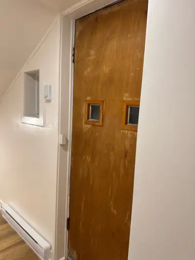 Available from 1st march 1250$/mois Hot water and heating included Clean and well located apartment,...