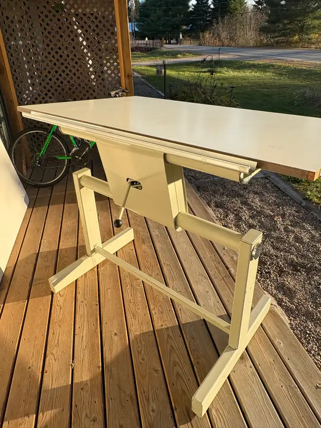 Drafting table 604130460345968642